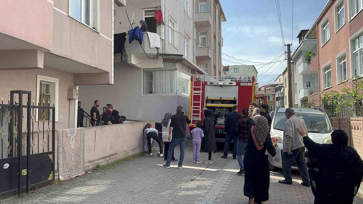 Kocaeli Darıca\'da Balkon Yangını Vatandaşları Korkuttu