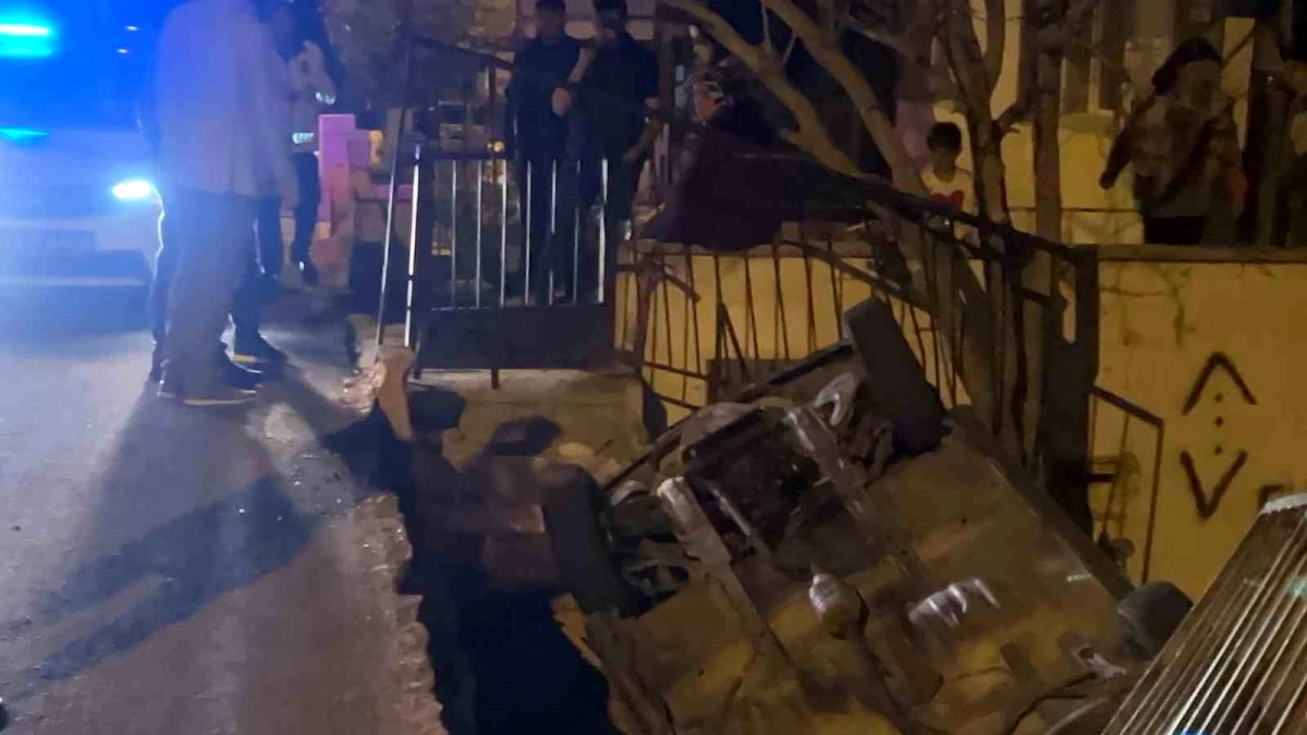 Nevşehir\'de Kontrolden Çıkan Otomobil Bahçe Duvarını Aşarak Devrildi