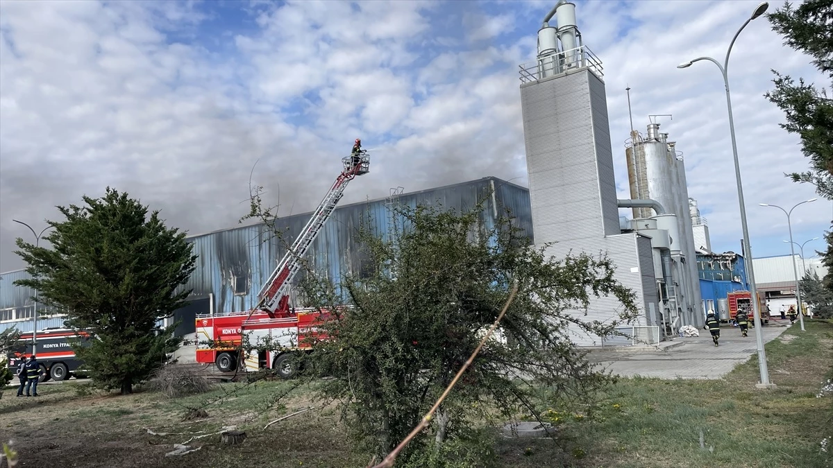 Konya Selçuklu\'da bir fabrikaya ait depoda çıkan yangına müdahale ediliyor