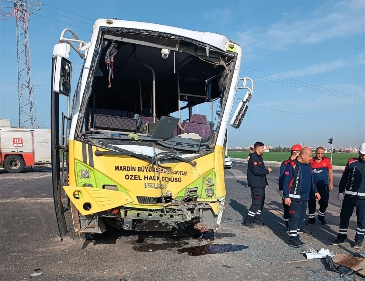 Mardin\'de midibüs ile tır çarpıştı: 18 yaralı