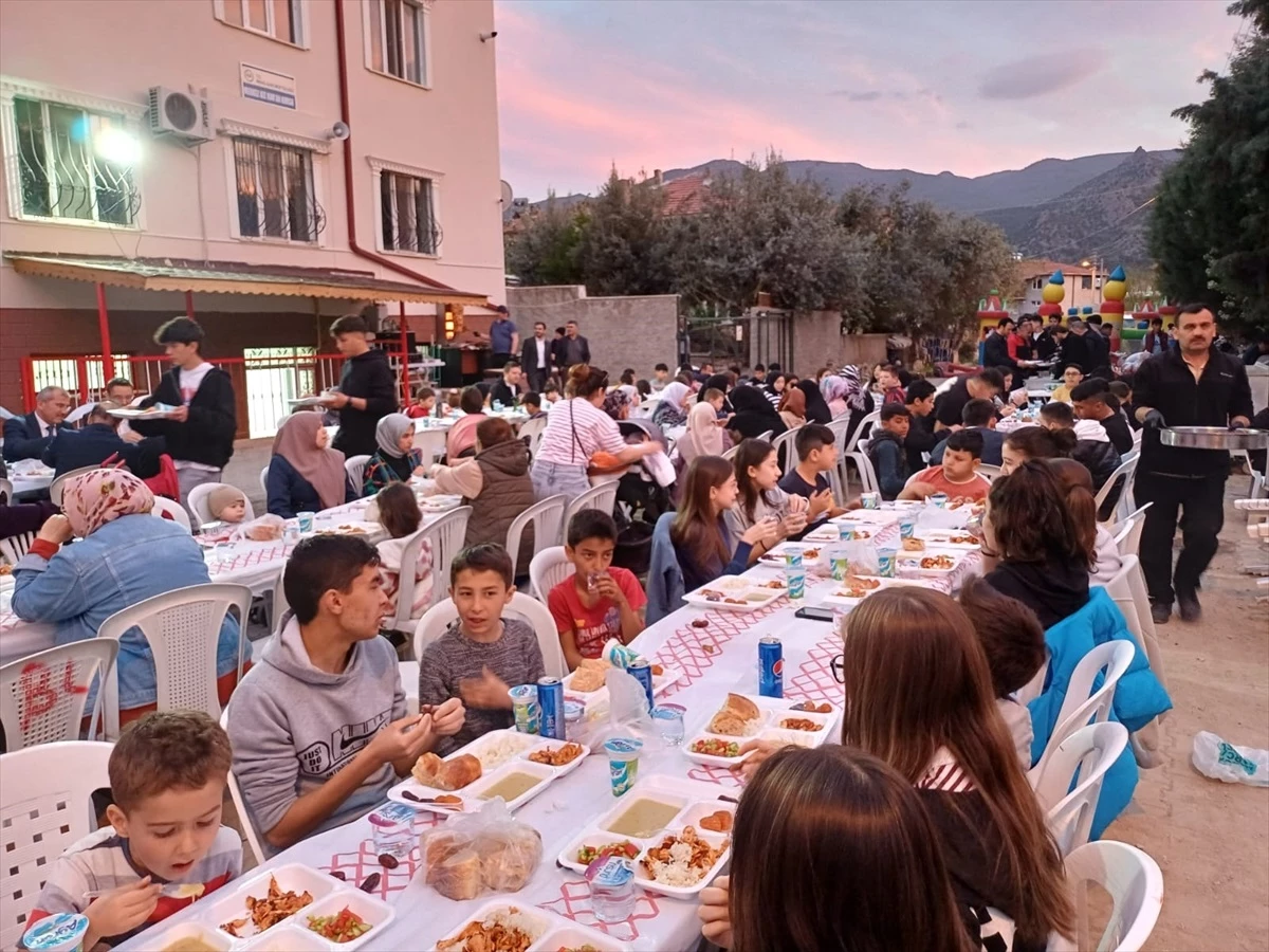 Eskişehir Mihalgazi\'de Müftülük tarafından çocuklar ve gençlere iftar programı düzenlendi