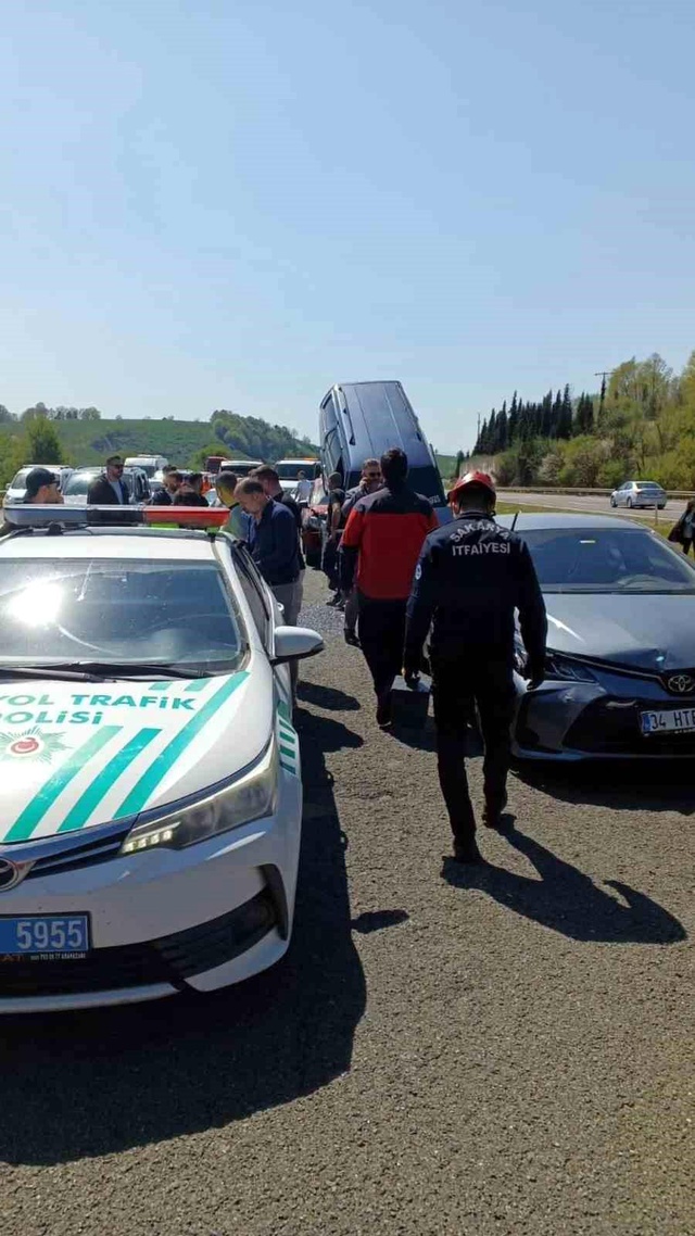 Anadolu Otoyolu Sakarya geçişinde 9 araçlı zincirleme trafik kazası