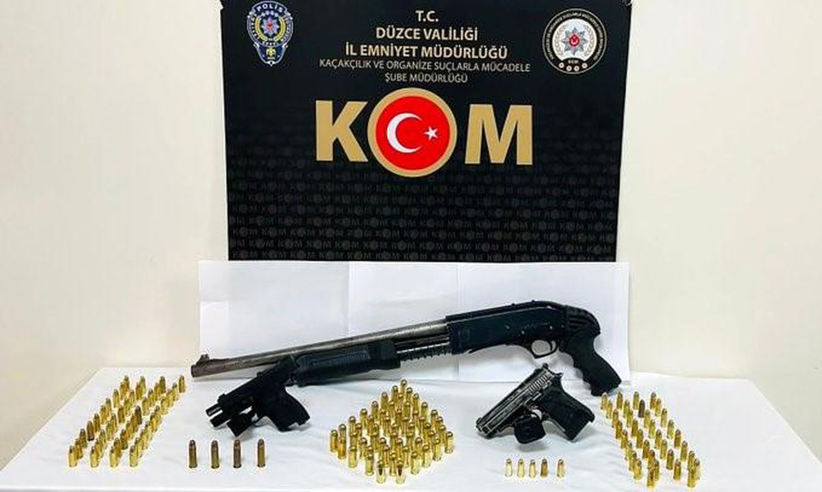 Düzce\'de yapılan çalışmada 2 ruhsatsız tabanca ve 1 adet pompalı tüfek ele geçirildi
