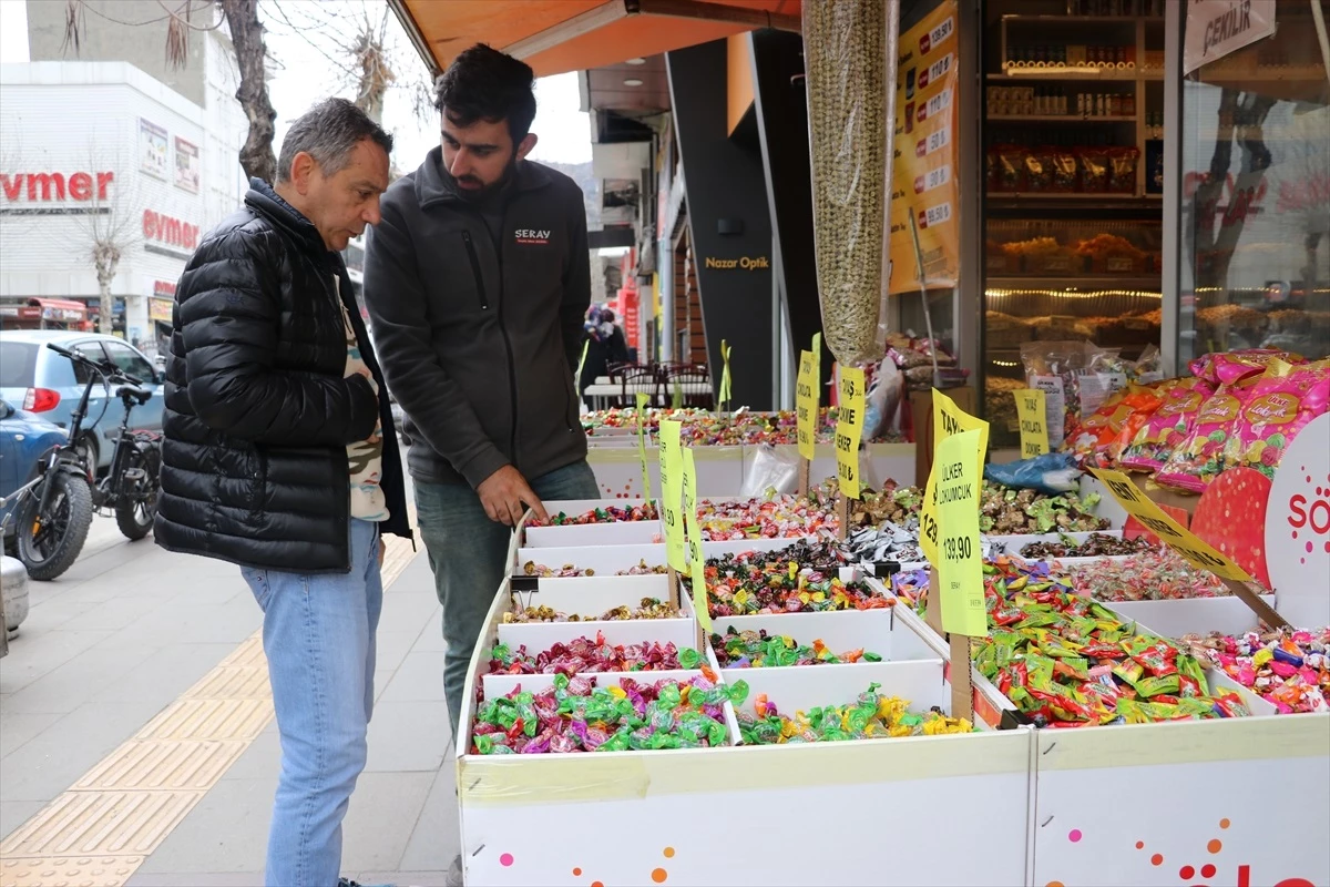 Amasya\'da Renkli Bayram Şekerleri Tezgahlarda