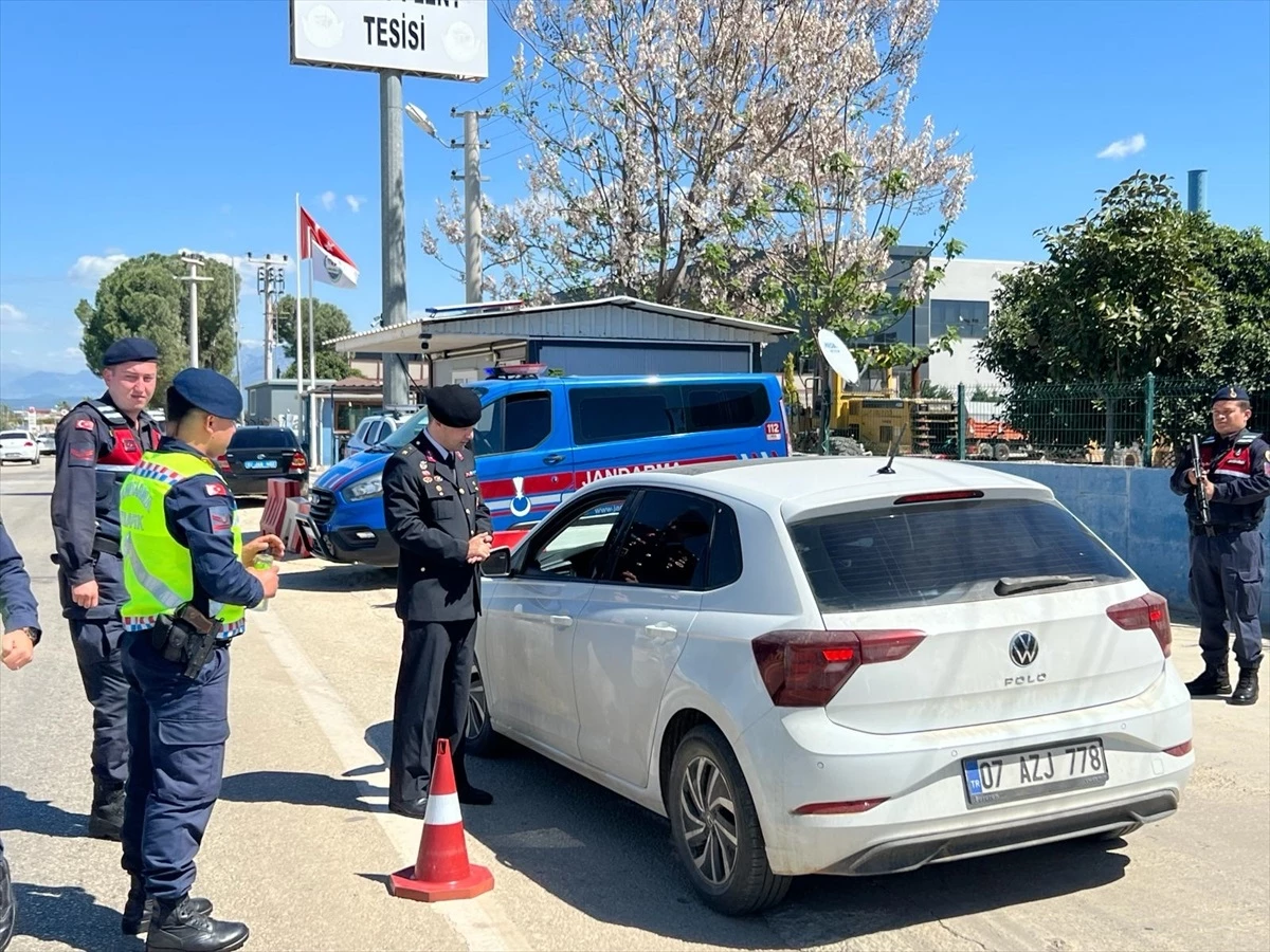 Serik İlçe Jandarması Yol Kontrolünde Bilgilendirme Yaptı