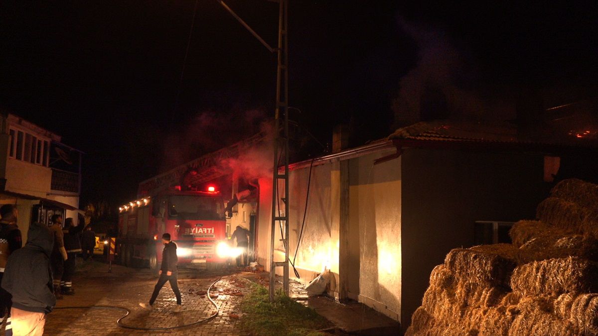 Şarkışla\'da müstakil evin çatısında çıkan yangın hasara yol açtı