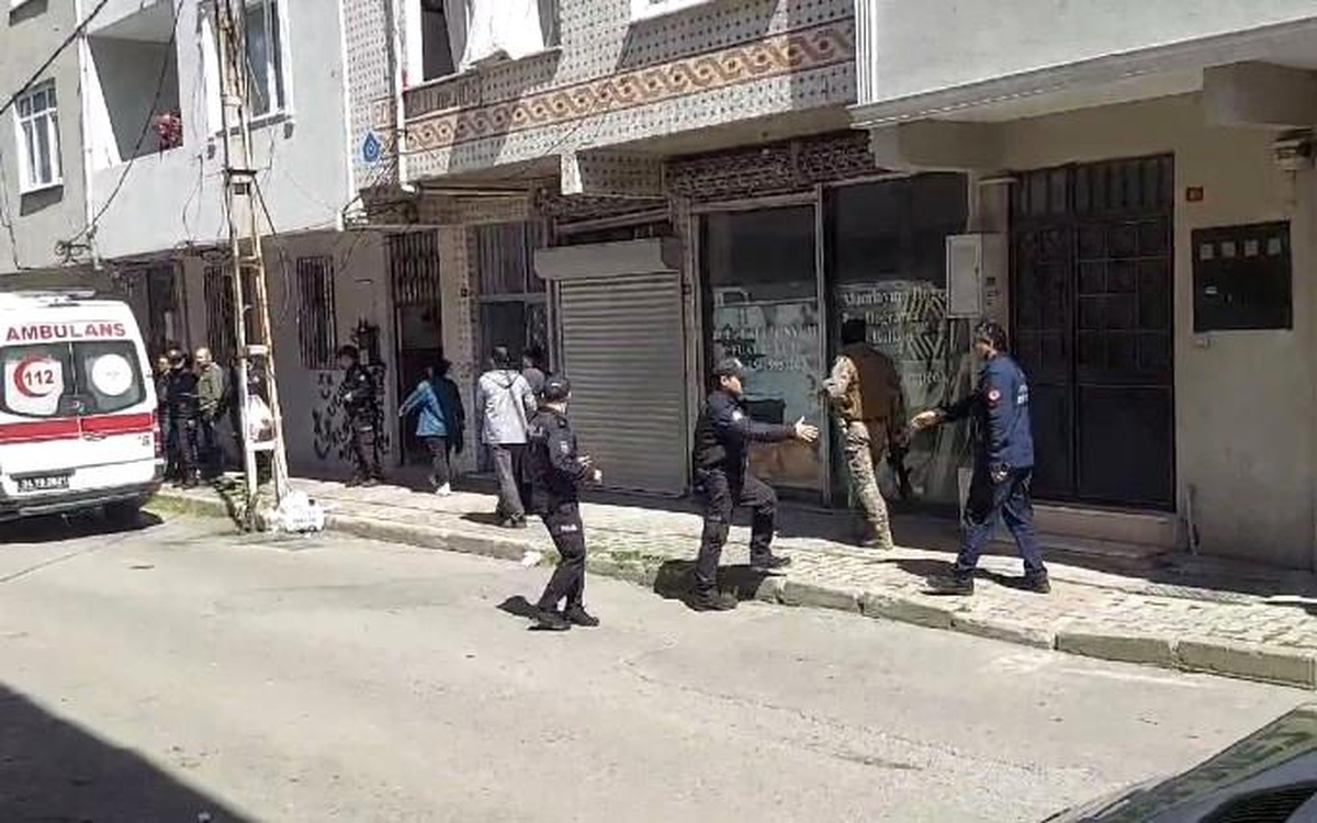 Sultanbeyli\'de psikolojik sorunları olan bir kişi elinde bıçakla kendini eve kilitledi