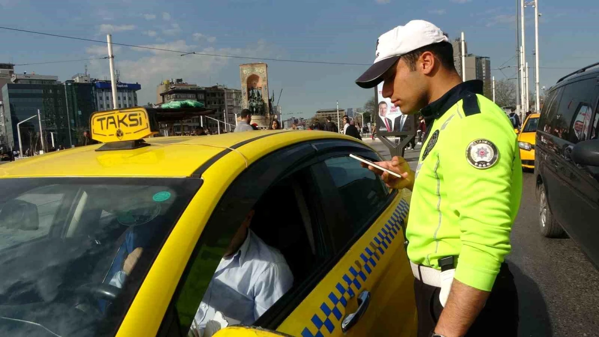 Taksim Meydanı\'nda Ticari Taksi Denetimi: 39 Bin 155 Lira Cezası Kesildi