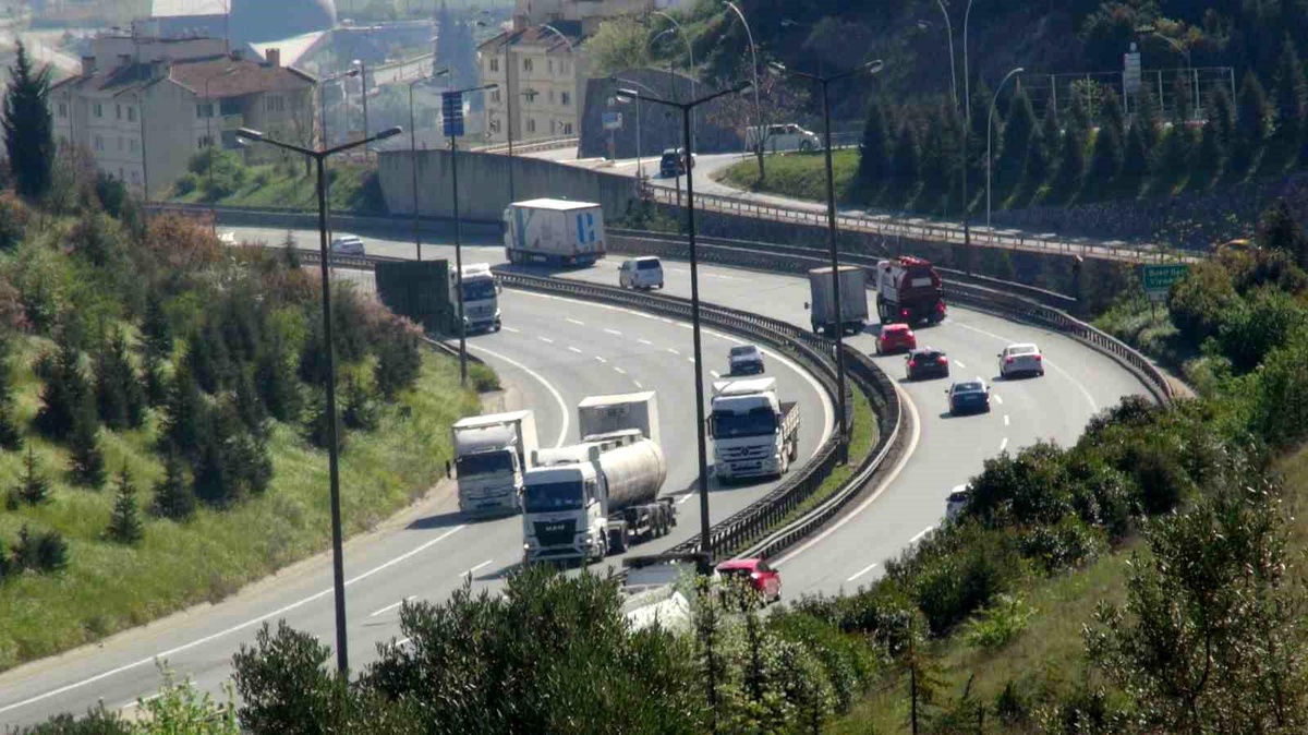 Ramazan Bayramı tatilinde TEM Otoyolu\'nda yoğunluk