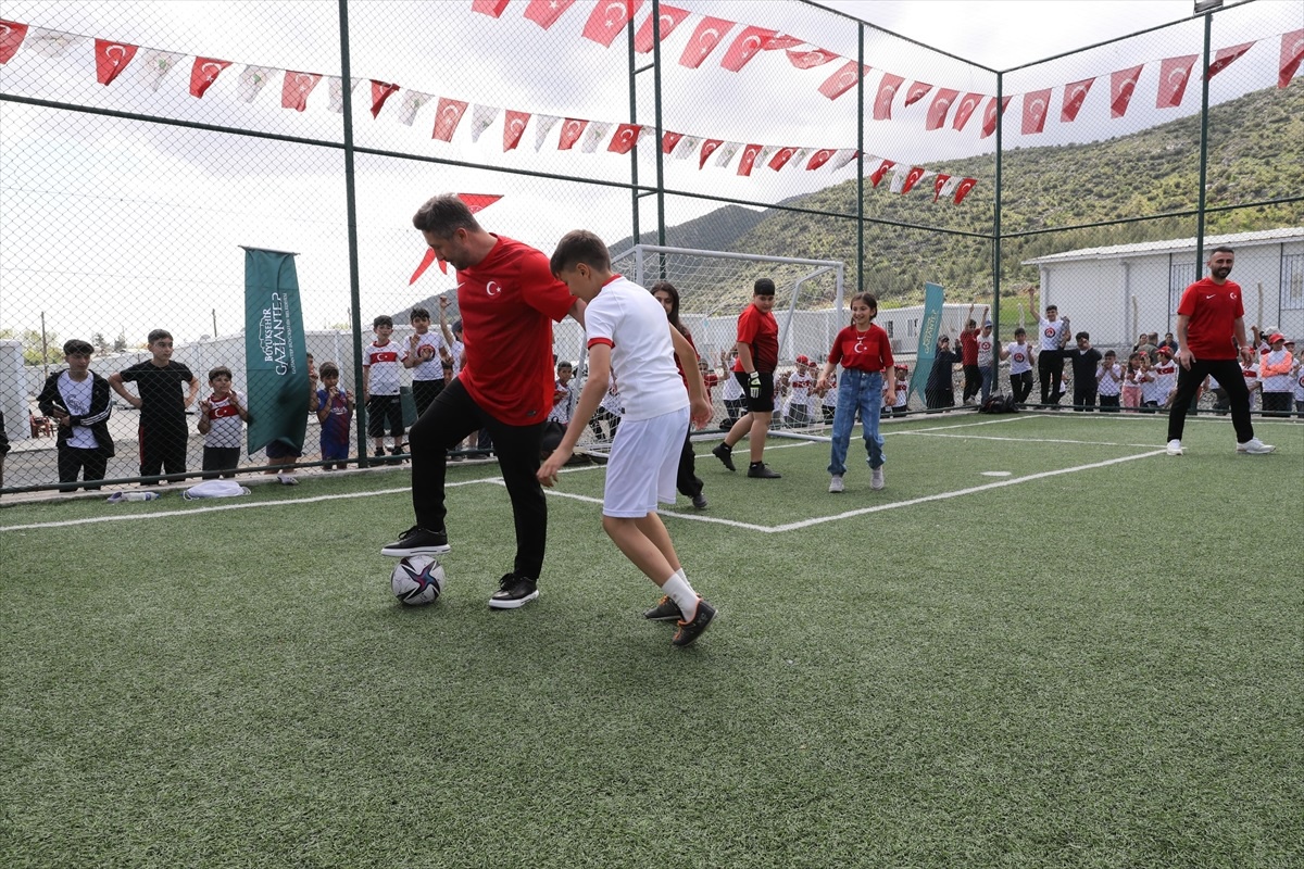 TFF Heyeti Depremzedeleri Ziyaret Etti