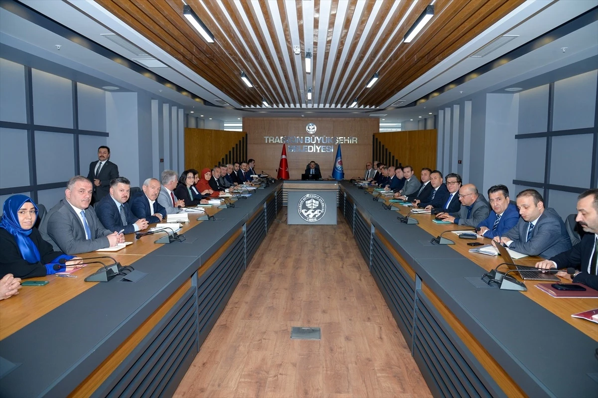 Trabzon Büyükşehir Belediye Başkanı Ahmet Metin Genç, genel sekreter ve daire başkanlarıyla toplantıda bir araya geldi