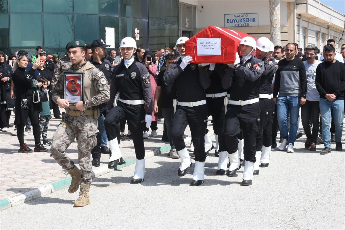 Şanlıurfa\'da trafik kazasında hayatını kaybeden polis memuru, eşi, oğlu ve kızı Malatya\'da son yolculuğuna uğurlandı