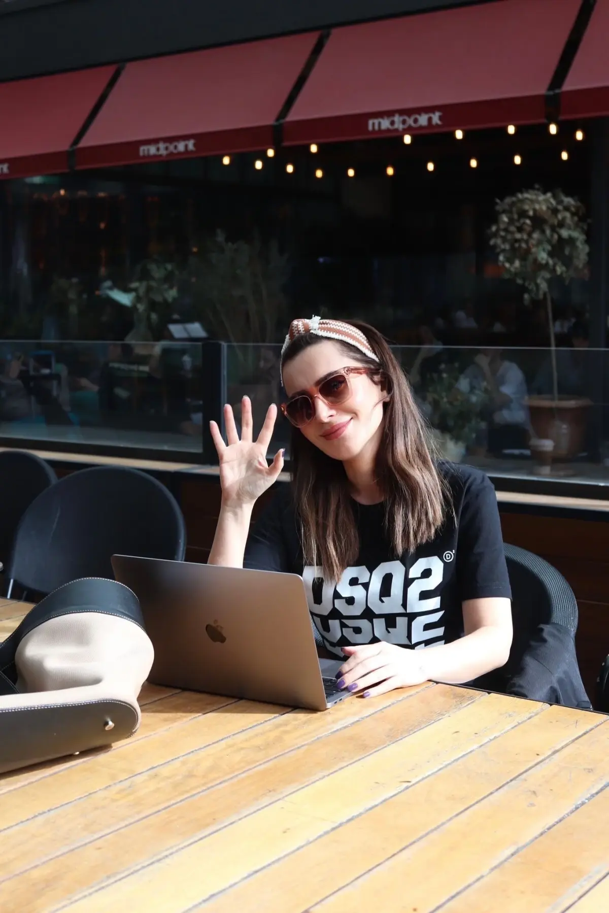 Tuğba Ünal, Metropol İstanbul\'da iş toplantıları yaparken görüntülendi