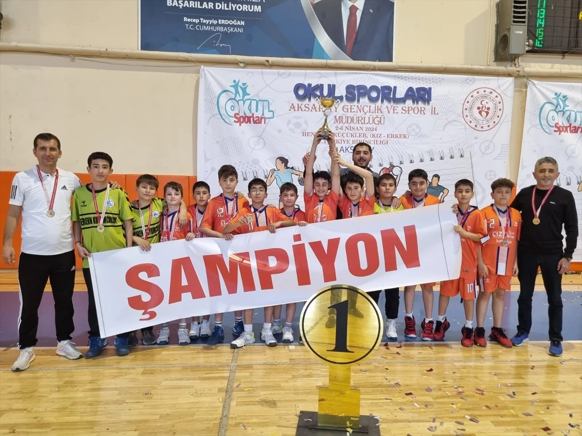 Turhal Mimar Sinan Ortaokulu Küçük Erkekler Hentbol Şampiyonası\'nda birinci oldu