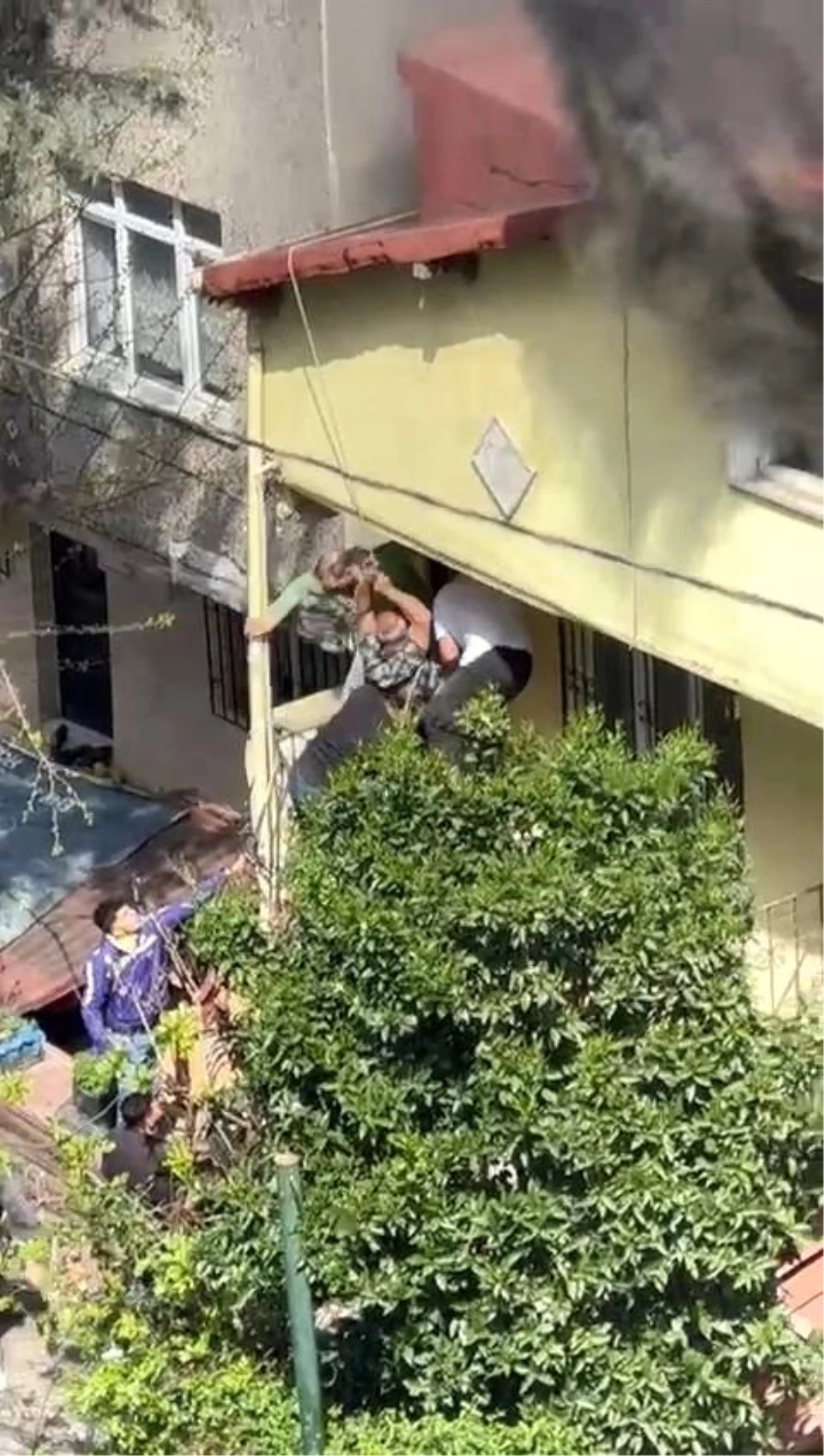 Ümraniye\'de çatı yangını: Mahsur kalan vatandaşlar komşuları tarafından kurtarıldı