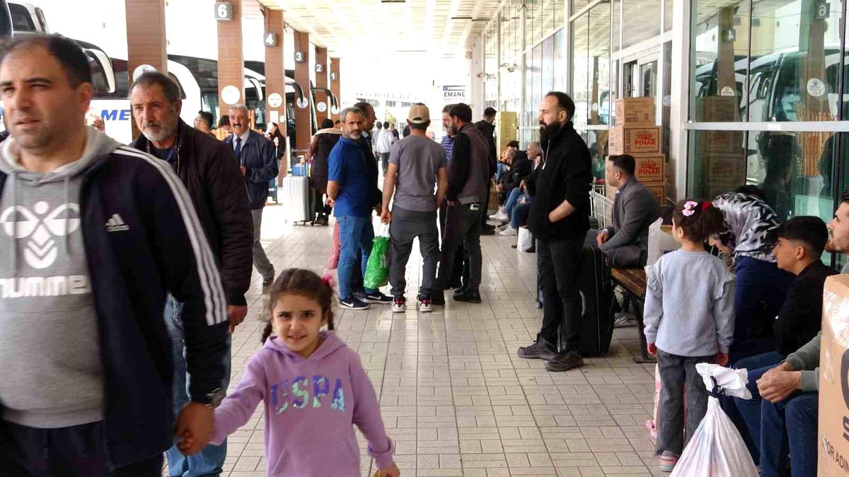 Ramazan Bayramı Tatili İçin Van Otogarı Yoğunluk Yaşıyor