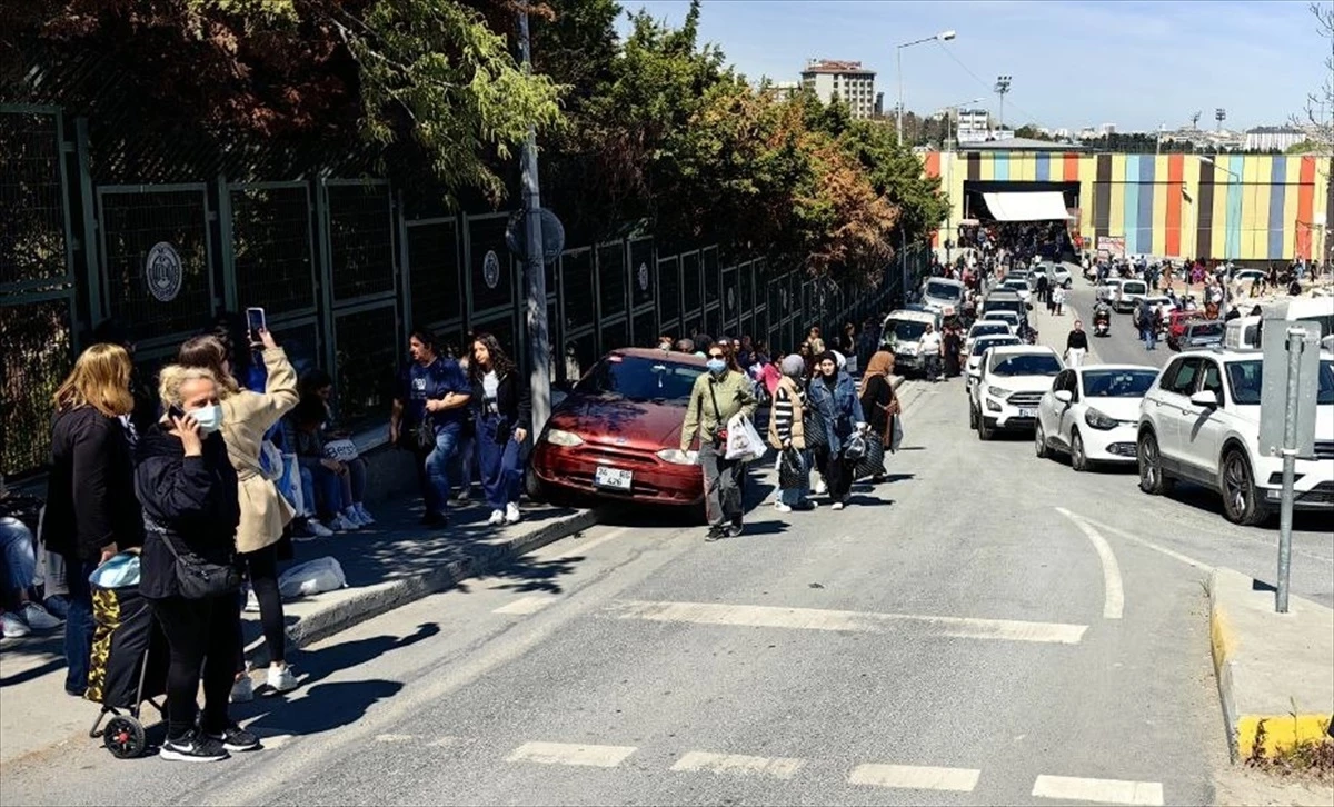 İstanbul\'da Semt Pazarında Yankesicilik Yapan Şüphelilerin Bomba İhbarı Panik Yarattı