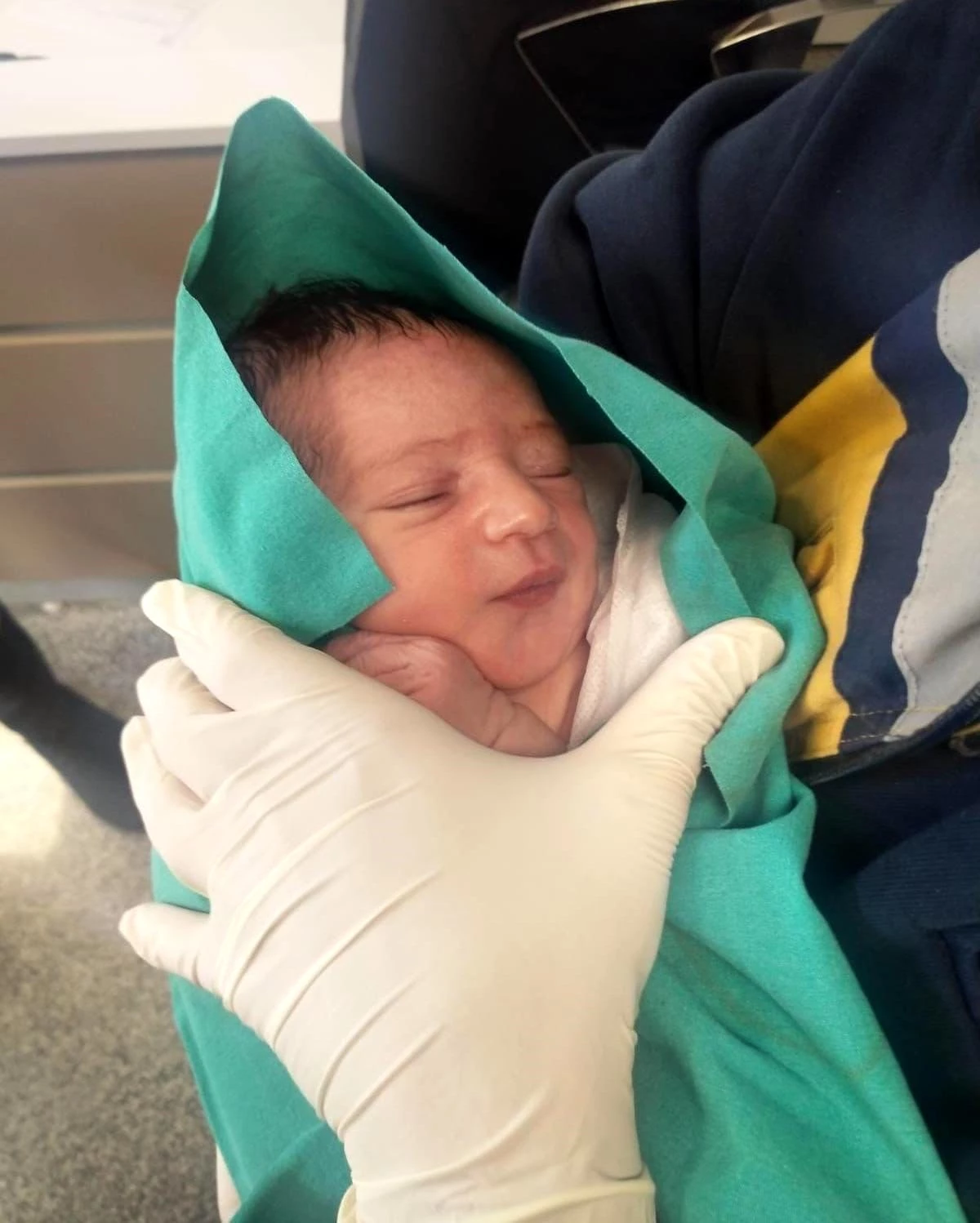 Aksaray\'da Cami Avlusuna Bırakılan Bebek Koruma Altına Alındı