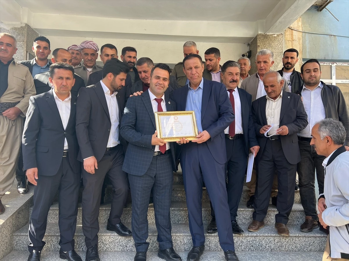 Yeniden Refah Partisi\'nden Derecik Belediye Başkanı seçilen Hasan Dinç mazbatasını aldı