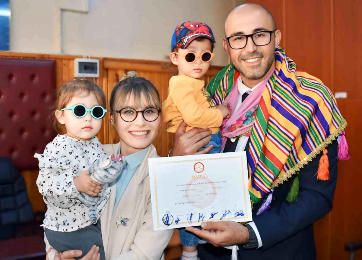 Germencik Belediye Başkanı Burak Zencirci Mazbatasını İkiz Bebekleriyle Aldı