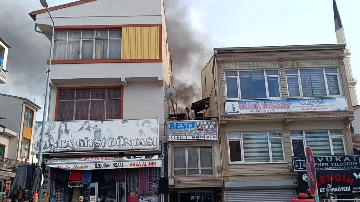 Kayseri Develi\'de 2 Katlı Binanın Avlusunda Yangın Çıktı
