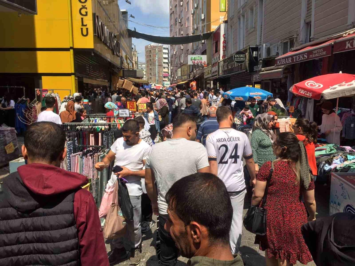 Adana\'da Ramazan Bayramına sayılı günler vatandaşlar alışverişe akın etti
