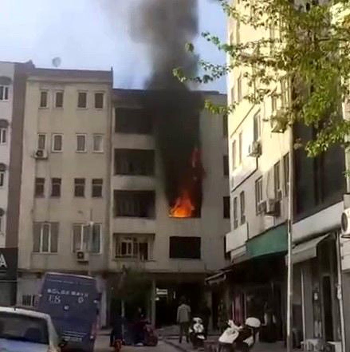 Adıyaman\'da ağır hasarlı binada çıkan yangın kontrol altına alındı