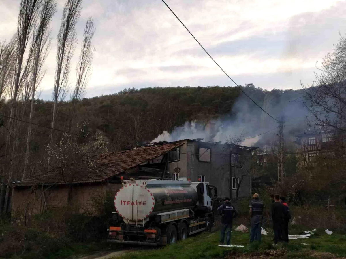 Tosya\'da çıkan yangında 2 katlı ev kullanılmaz hale geldi