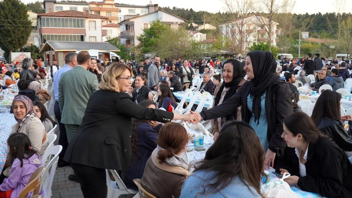 Altınova Belediyesi tarafından düzenlenen iftarda 4 bin kişi bir araya geldi