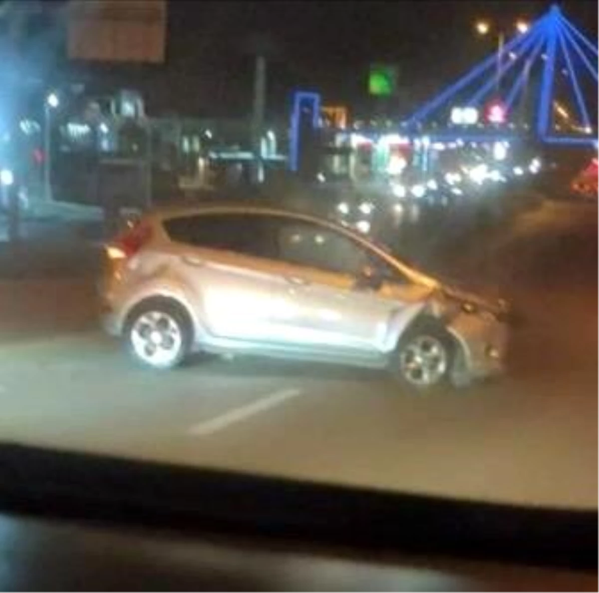 Ankara\'da hatalı şerit değiştiren aracın kaza anı cep telefonu kamerasında