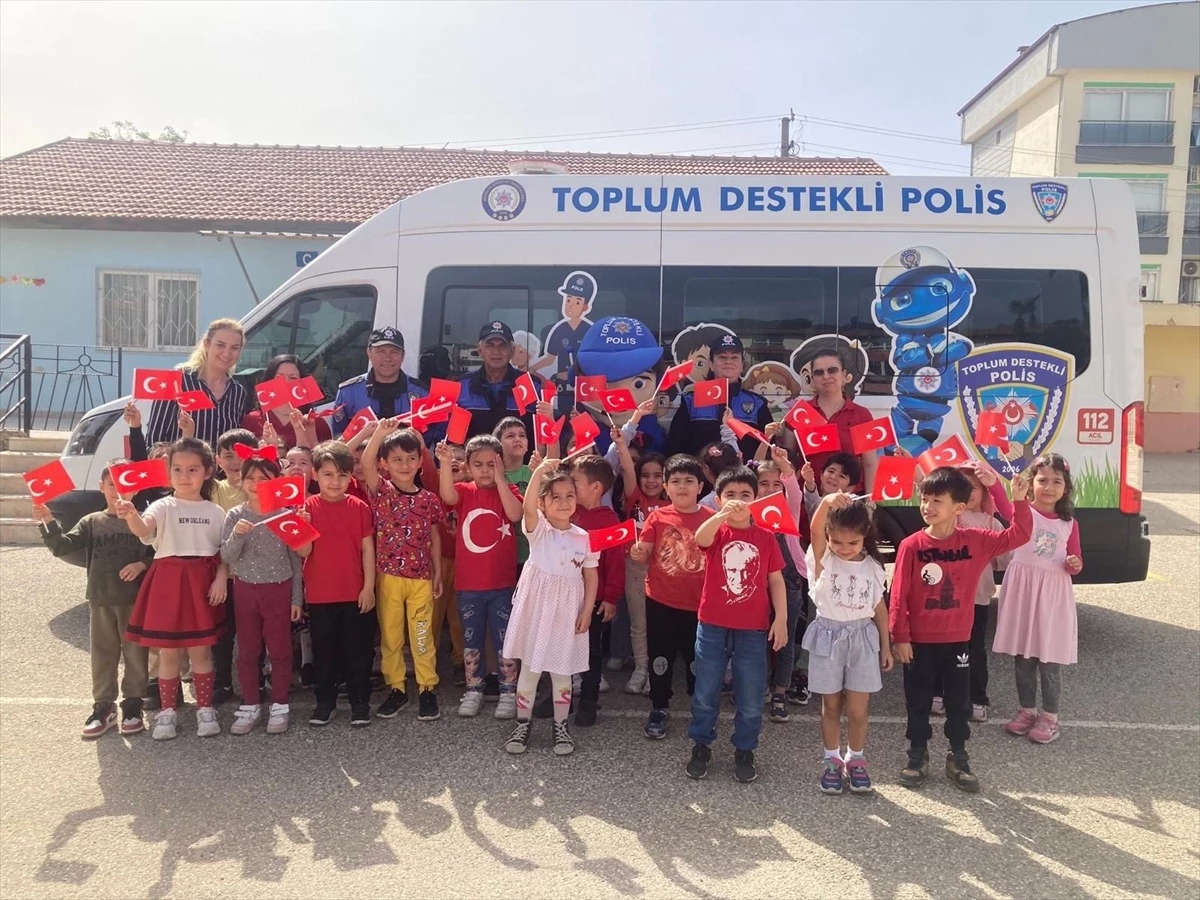Antalya\'da Polis Ekipleri Okullarda Bilgilendirme Yaptı