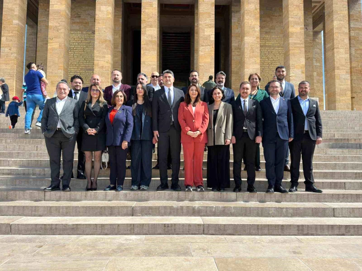 Ataşehir Belediye Başkanı Onursal Adıgüzel, İstanbul Büyükşehir Belediye Başkanı Ekrem İmamoğlu ile birlikte Anıtkabir\'i ziyaret etti