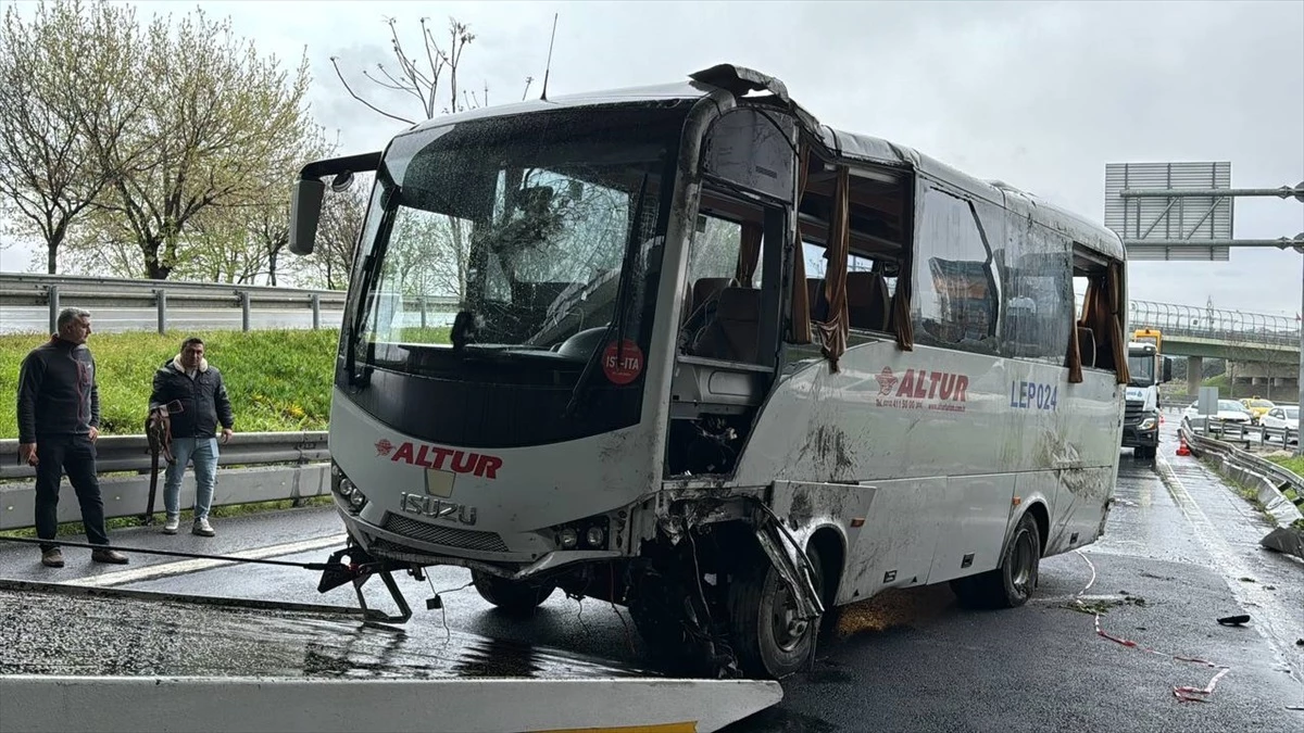 Bahçelievler\'de servis minibüsü devrildi: 6 polis hafif yaralandı