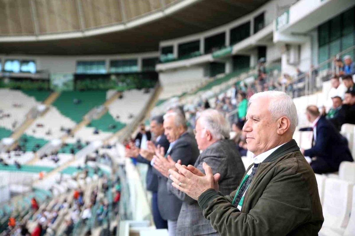 Bursa Büyükşehir Belediye Başkanı Mustafa Bozbey, Bursaspor\'u yalnız bırakmadı