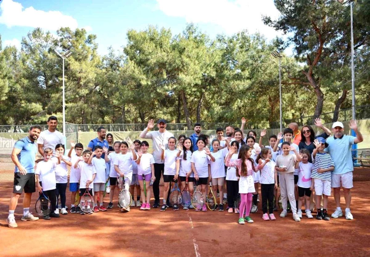Konyaaltı Belediye Başkanı Cem Kotan Egemenlik Kupası Tenis Turnuvası\'nda Sporcularla Buluştu