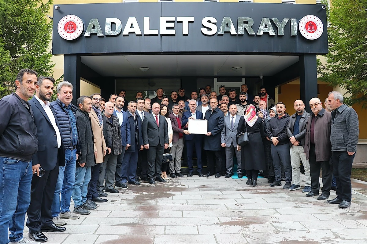 AK Parti\'den Bayburt Belediye Başkanlığına seçilen Mete Memiş mazbatasını aldı