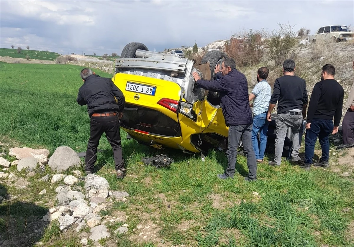 Konya\'da tarlaya devrilen taksinin sürücüsü yaralandı