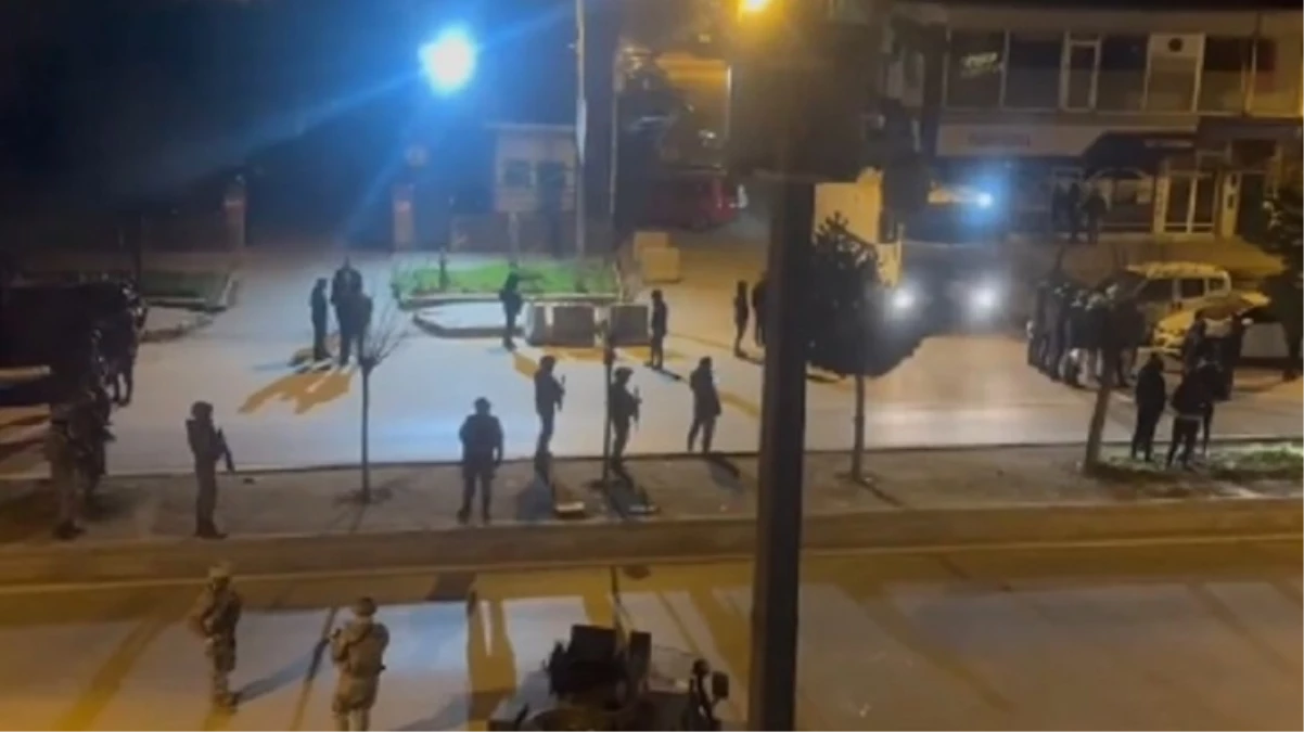 Bitlis\'te seçim gerginliği! 14 kişi gözaltına alındı, 5 polis hafif şekilde yaralandı