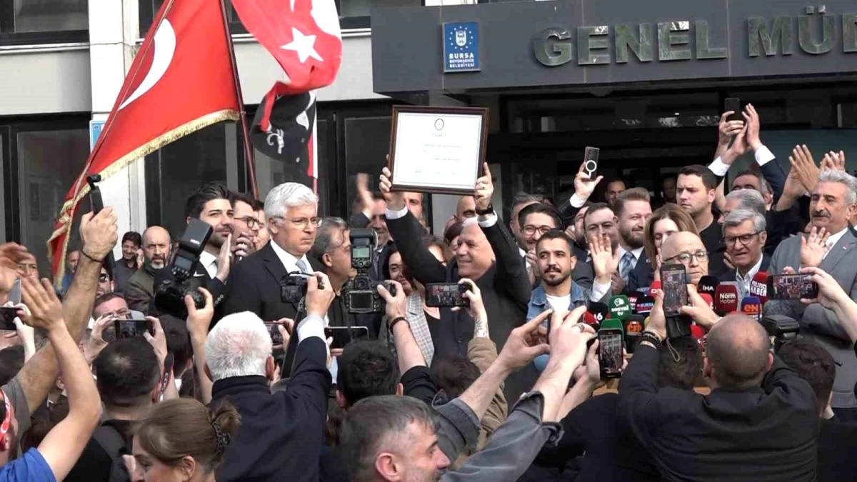 Bursa Büyükşehir Belediye Başkanı Seçilen Mustafa Bozbey\'in Mazbata Töreninde Alkış Tartışması