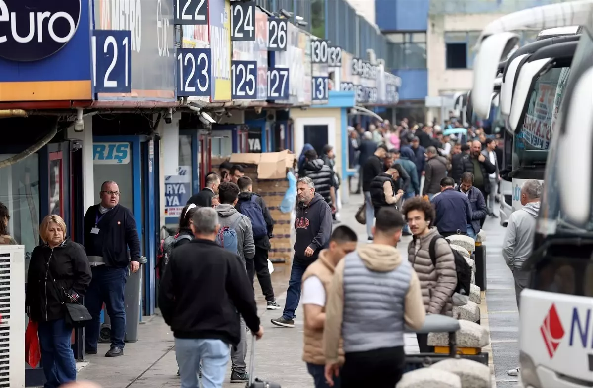 Ramazan Bayramı\'nda İstanbul Otogarı\'nda Yoğunluk Devam Ediyor