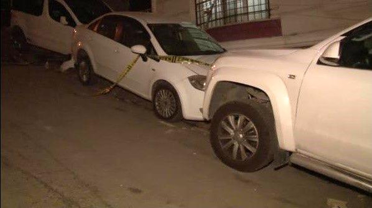 Çekmeköy\'de çöp kamyonu park halindeki araca çarptı