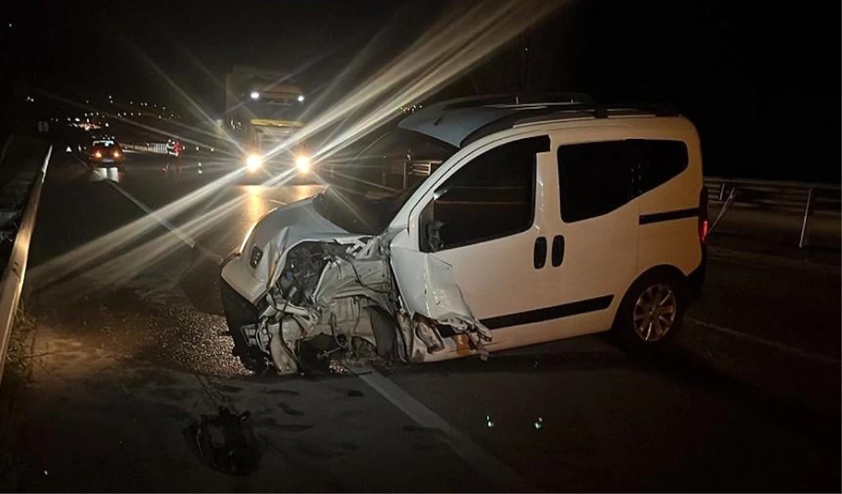 Tosya\'da Hafif Ticari Araç Bariyerlere Çarptı: 1 Yaralı