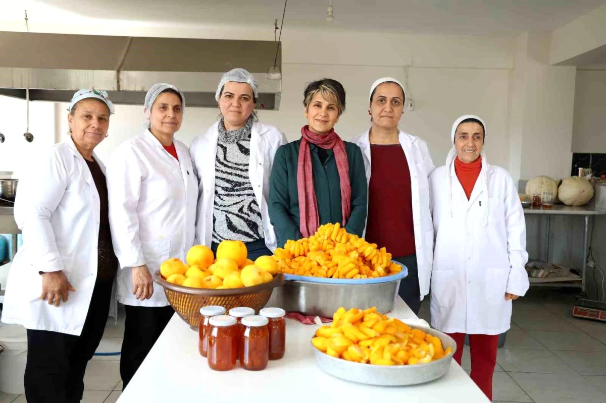 Hatay\'da afetzede kadınlar tarafından üretilen turunç reçeli, aile ekonomisine katkı sağlıyor