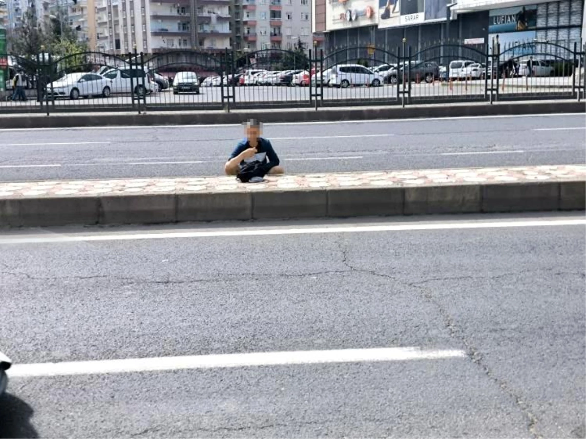 Diyarbakır\'da bir şahıs yolun ortasında tuvaletini yaptı
