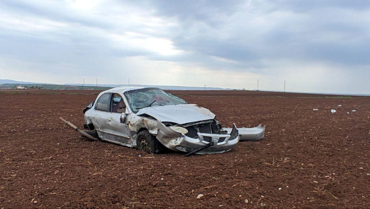 Diyarbakır\'ın Bismil ilçesinde şarampole savrulan otomobilde 4 kişi yaralandı