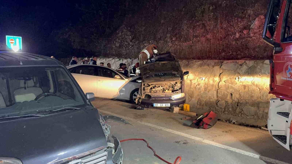 Düzce\'de zincirleme trafik kazasında 1 ölü, 3 yaralı