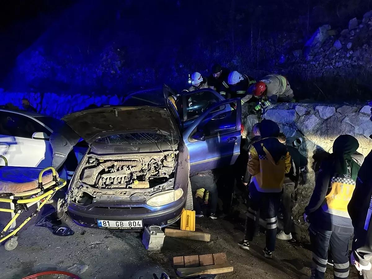 Düzce\'de zincirleme trafik kazasında 1 ölü, 3 yaralı