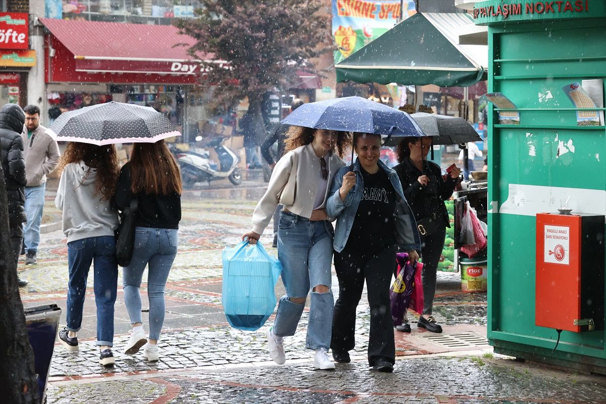 Edirne\'de etkili olan sağanak hayatı olumsuz etkiliyor