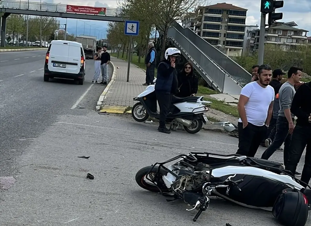 Edremit\'te Kamyonla Çarpışan Motosiklet Sürücüsü Hayatını Kaybetti