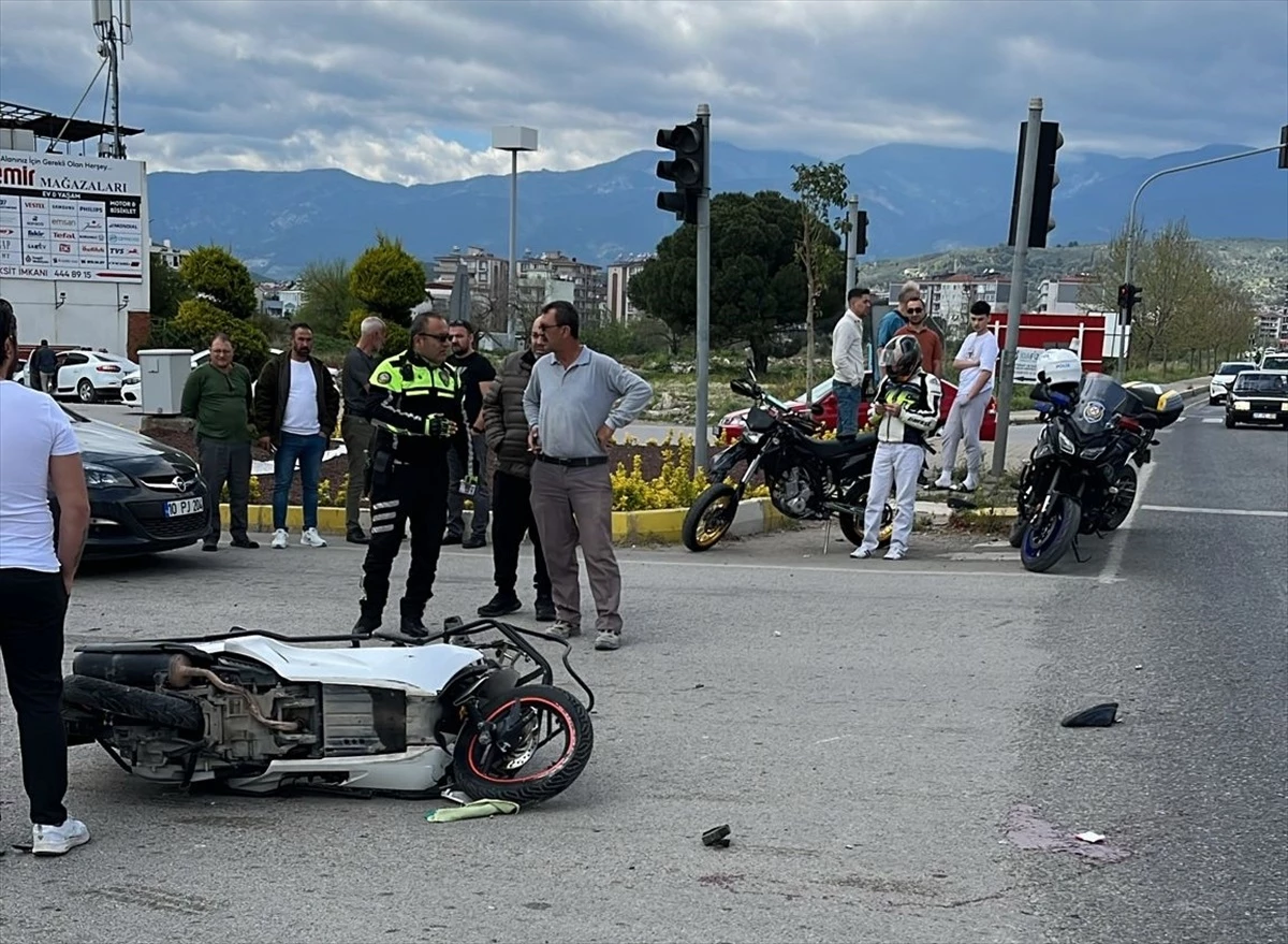 Edremit\'te Kamyon-Motosiklet Kaza: Motosiklet Sürücüsü Yaralandı